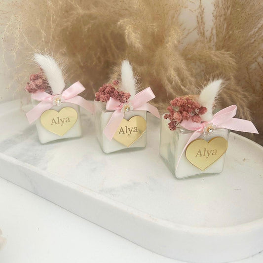 Duftkerze als Gastgeschenk zur Taufe oder zum Geburtstag: Kirschen-Kerze mit Schleife und personalisiertem Etikett