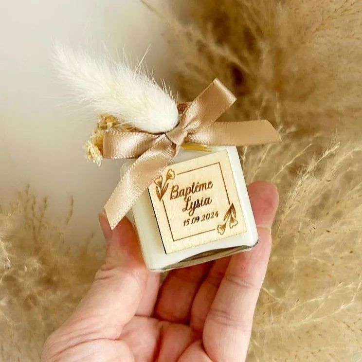 Florea-Kerze als personalisiertes Gastgeschenk mit Holzgravur – elegant und stilvoll
