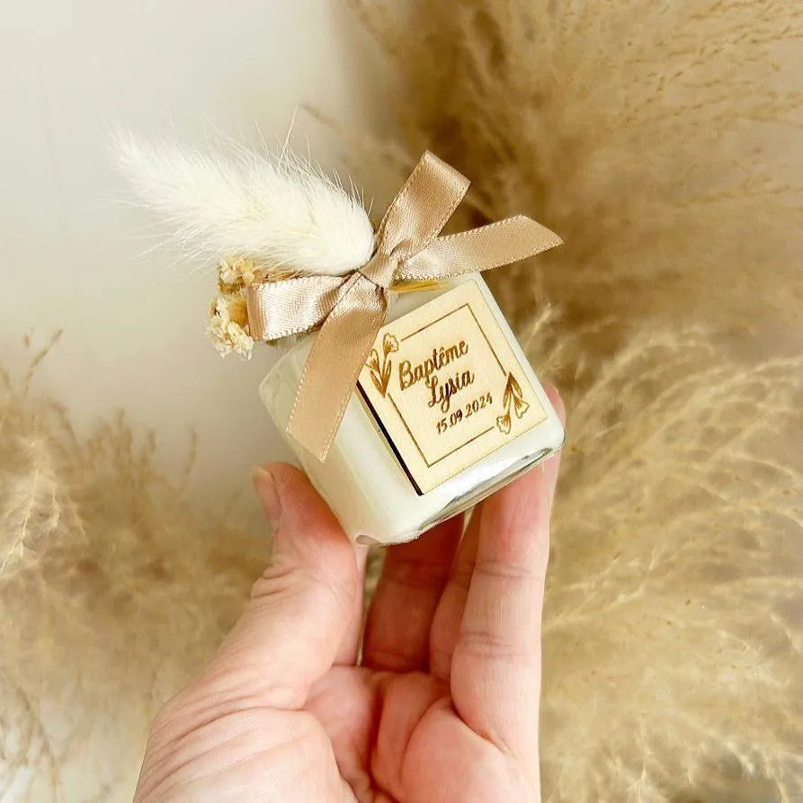 Florea-Kerze als personalisiertes Gastgeschenk mit Holzgravur – elegant und stilvoll