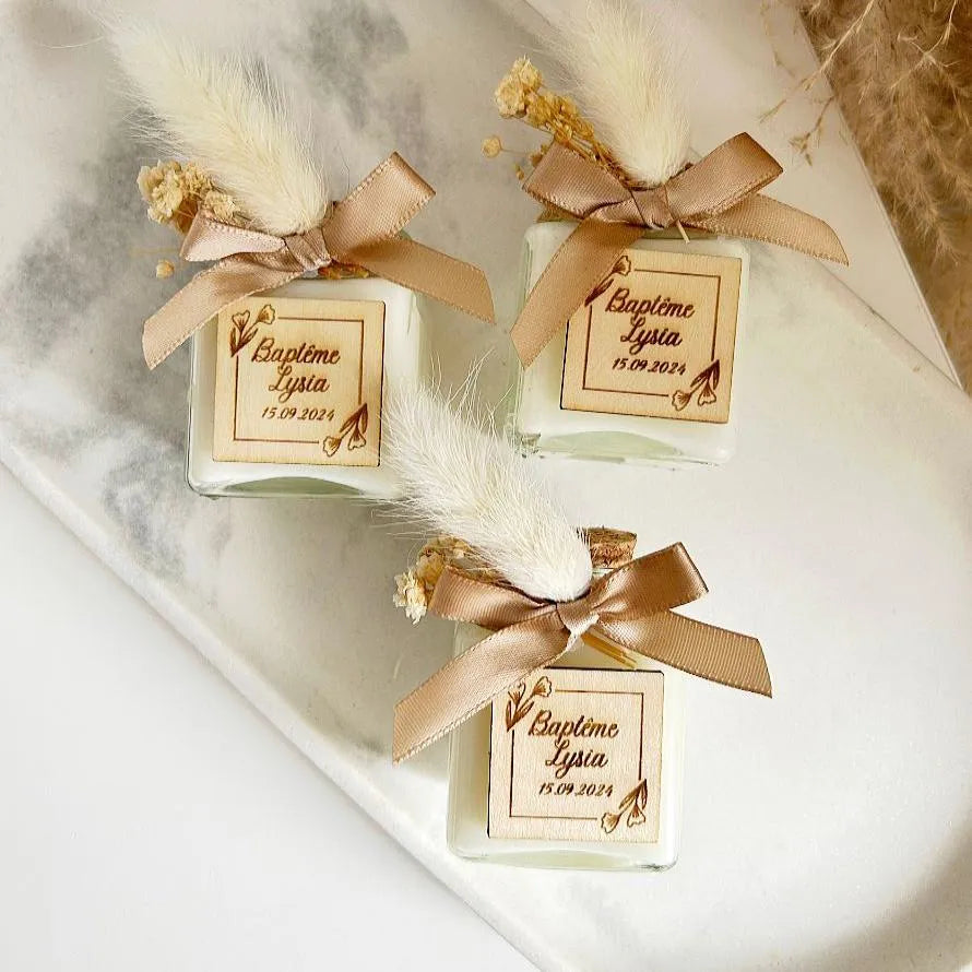 Florea-Kerze als personalisiertes Gastgeschenk mit Holzgravur – elegant und stilvoll