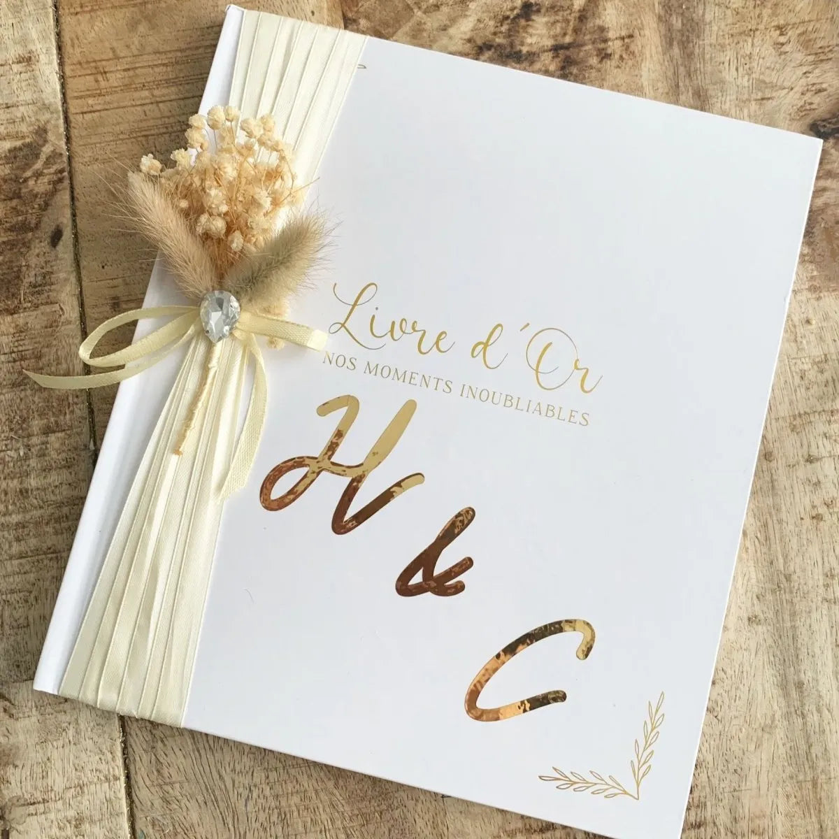 Personalisiertes Gästebuch für die Hochzeit in Weiß und Gold mit Satinband