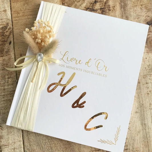 Personalisiertes Gästebuch für die Hochzeit in Weiß und Gold mit Satinband