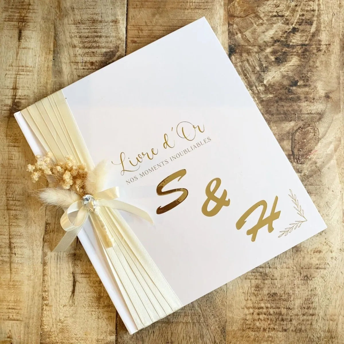 Personalisiertes Gästebuch für die Hochzeit in Weiß und Gold mit Satinband