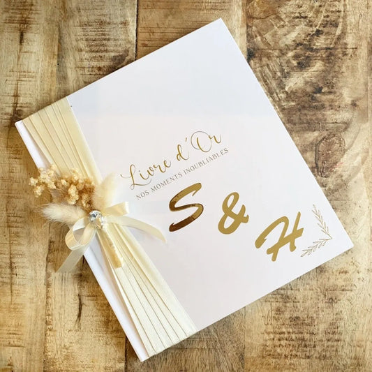 Personalisiertes Gästebuch für die Hochzeit in Weiß und Gold mit Satinband