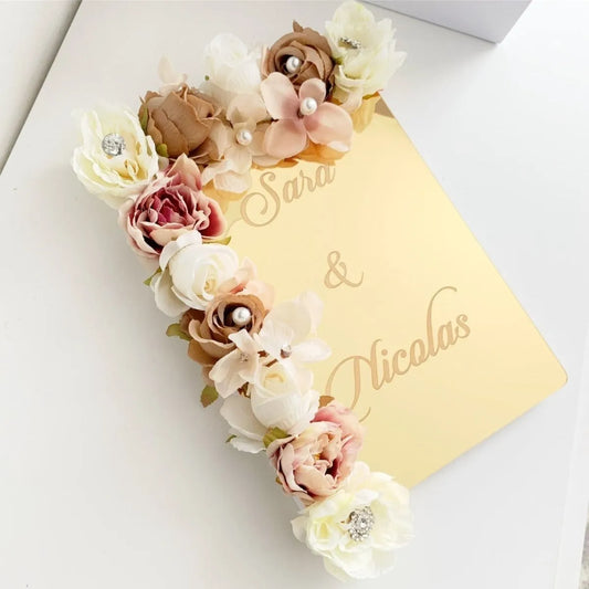 Personalisiertes Hochzeits-Gästebuch „Florine“ in Goldoptik mit Blumenverzierung