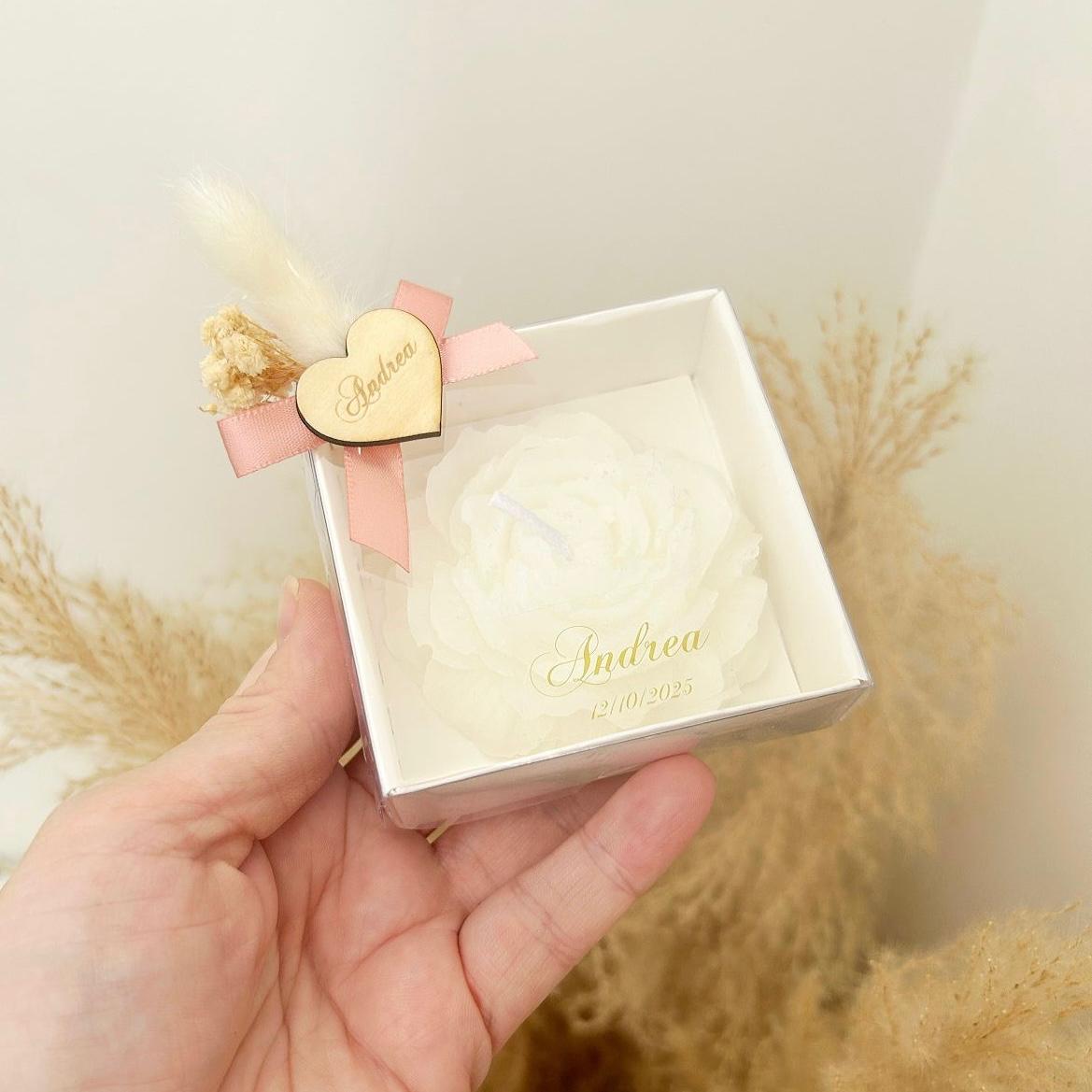 Duftkerze als Gastgeschenk: Wüstenrose-Kerze mit Schleife und Etikett, elegante Tischdeko für Ihre Feier