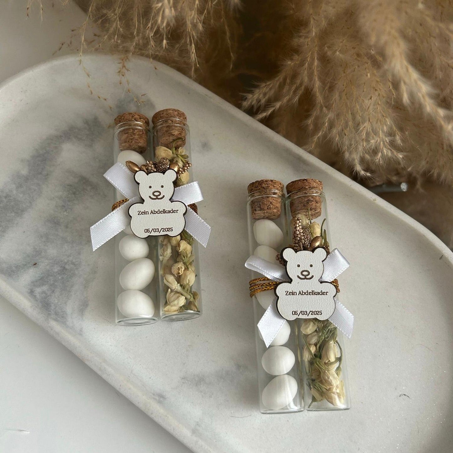 Gastgeschenk zur Geburt oder Taufe: Teddybär-Duo Zuckermandeln im Röhrchen mit Schleife und Etikett, süßes Andenken