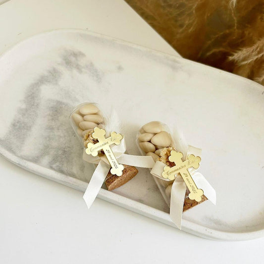 Gastgeschenk zur Hochzeit: Zuckermandeln unter Glasglocke mit Kreuz, personalisiert mit Namen, stilvolle Tischdeko