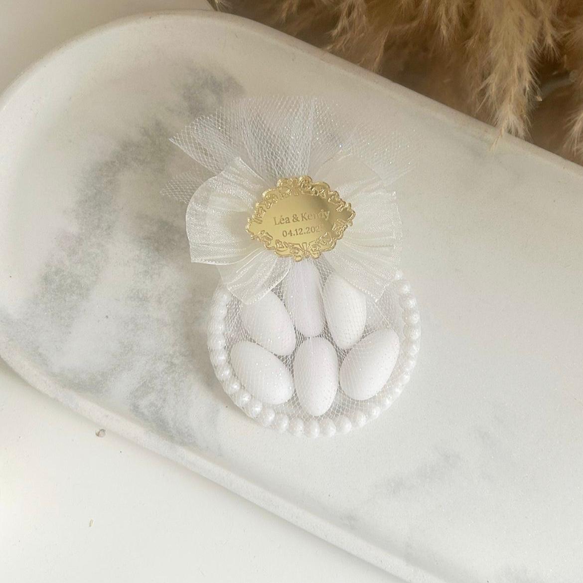 Gastgeschenk zur Hochzeit: Perle Pure Zuckermandeln in runder Schachtel, weiß, elegante Tischdeko für Gäste