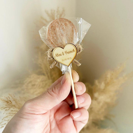 Gastgeschenk zur Hochzeit rustikal: personalisierter Lolli mit Holzherz-Etikett, natürliche Tischdeko