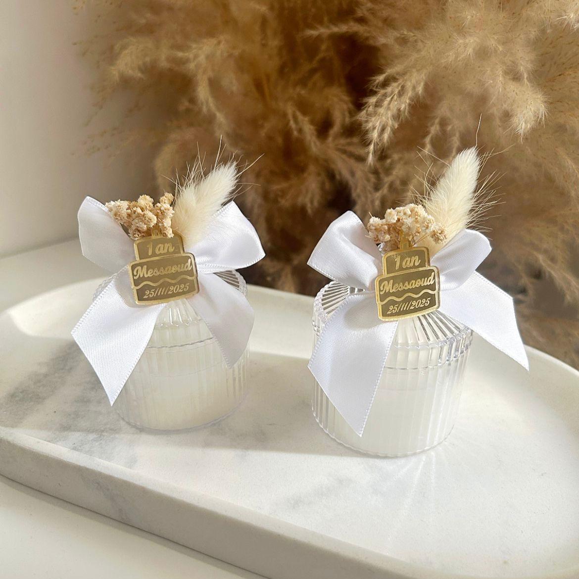 Geburtstagskerze als Gastgeschenk, mit Schleife und personalisiertem Etikett, elegantes Andenken für Gäste