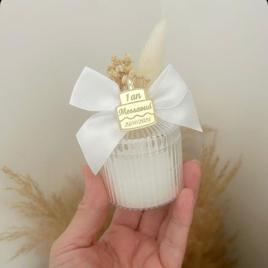 Personalisierte Geburtstagskerze als Gastgeschenk zum Geburtstag, weiße Kerze mit Schleife und Etikett