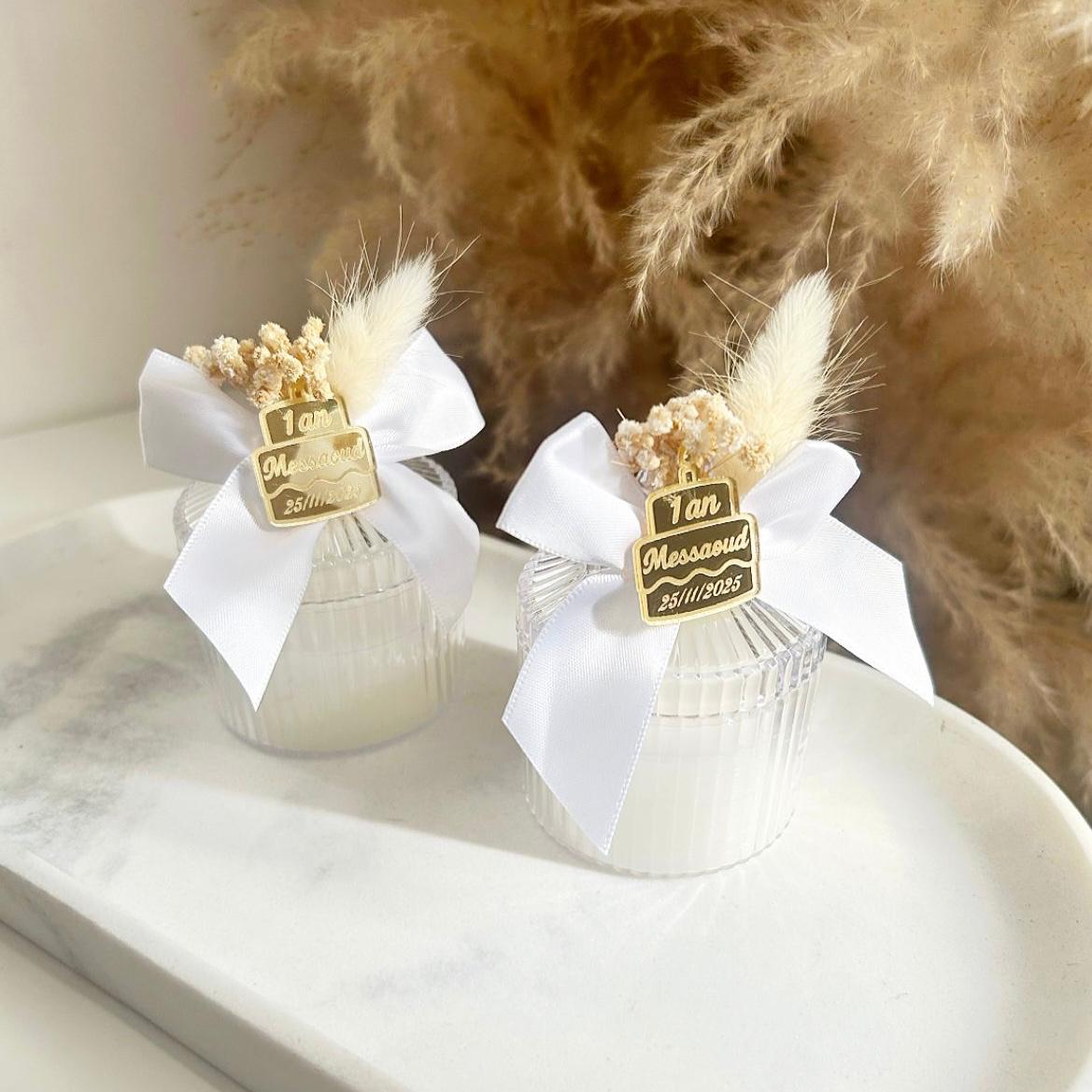 MON CADEAU INVITE - Personalisierte Geburtstagskerzen im Glas mit weißer Schleife, goldener Plakette und getrockneten Blumen, elegantes Gastgeschenk für Geburtstag oder besonderes Event