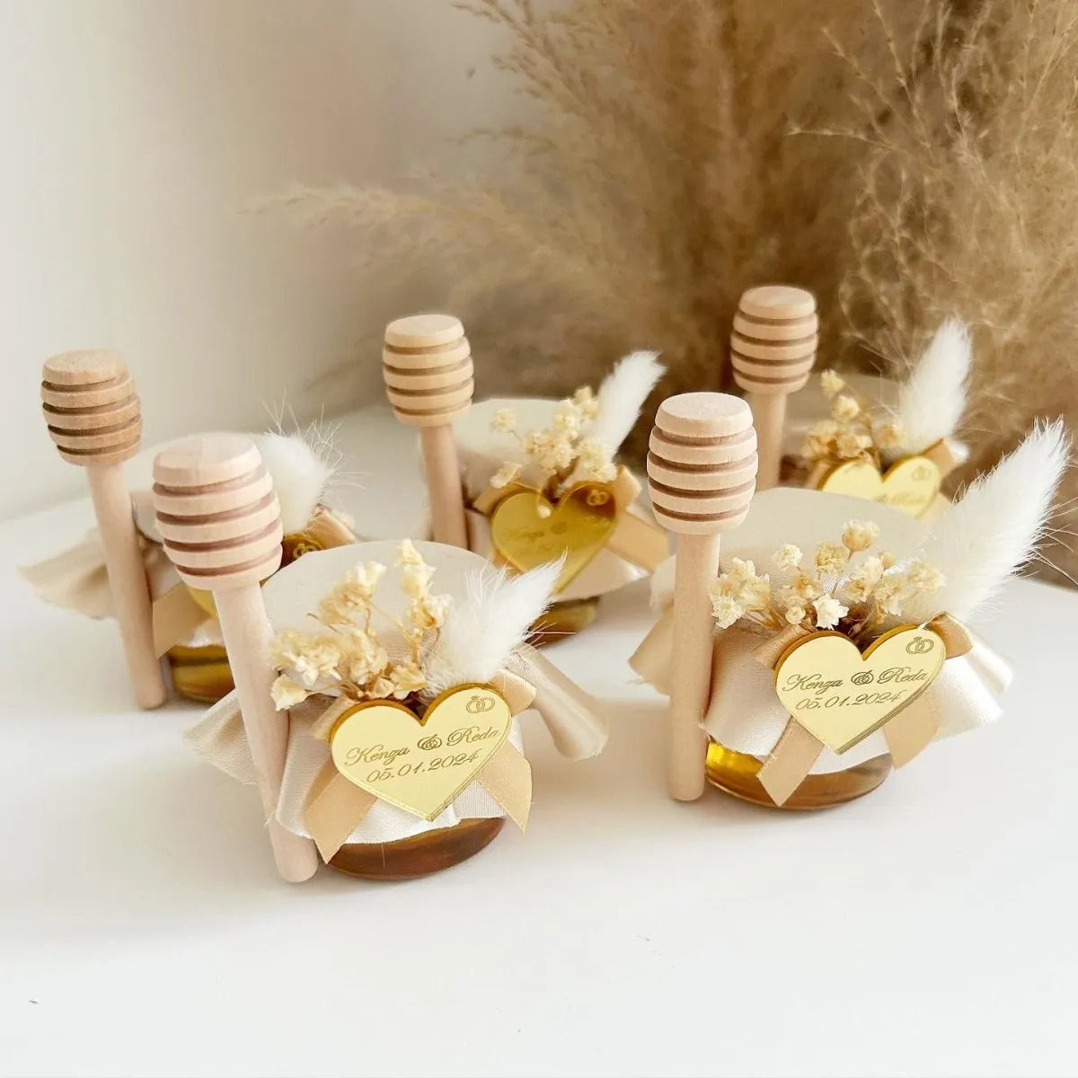 Glamour-Honigglas als personalisiertes Gastgeschenk für Hochzeit und Taufe, mit Holzlöffel, Schleife und eleganter Dekoration