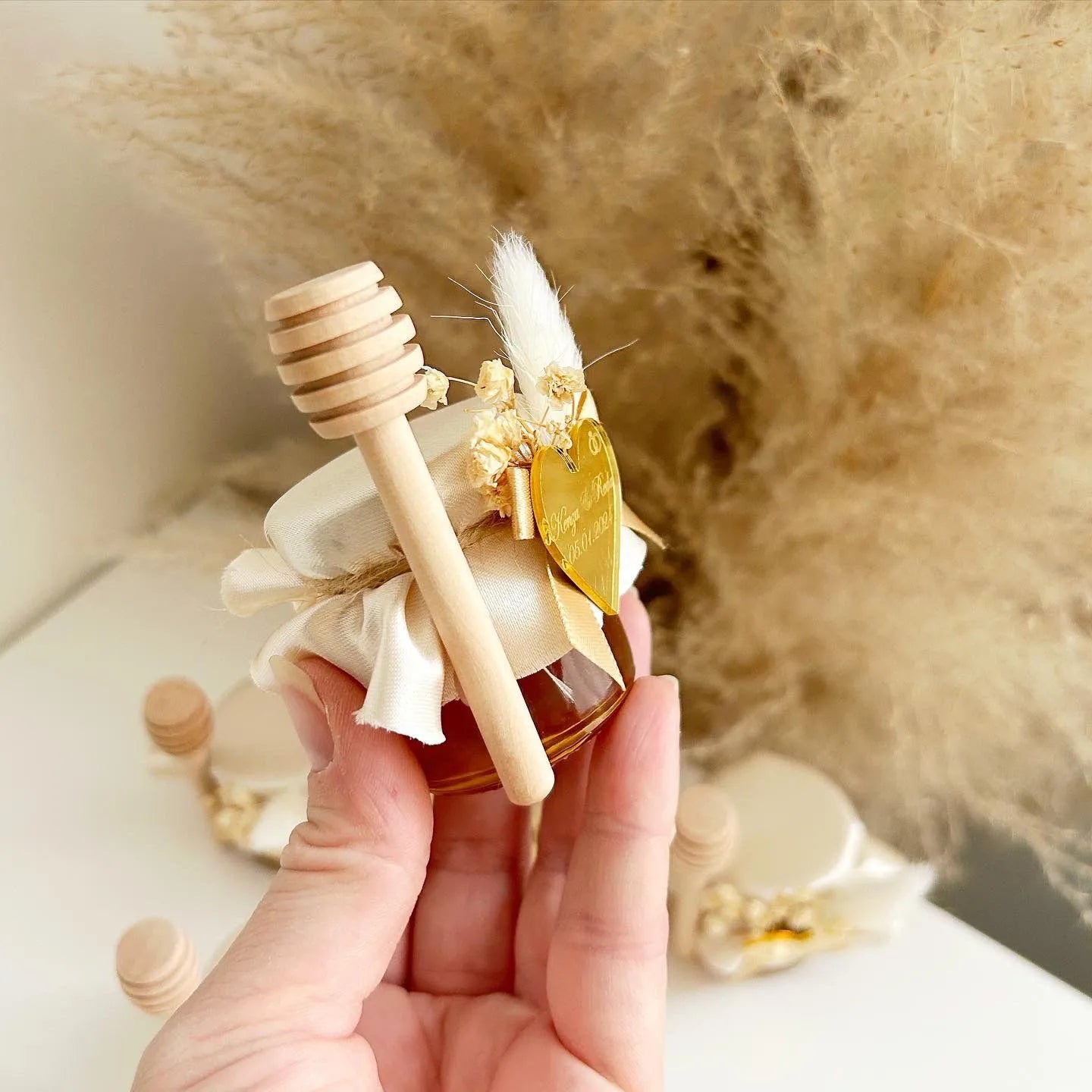 Glamour-Honigglas als personalisiertes Gastgeschenk für Hochzeit und Taufe, mit Holzlöffel, Schleife und eleganter Dekoration