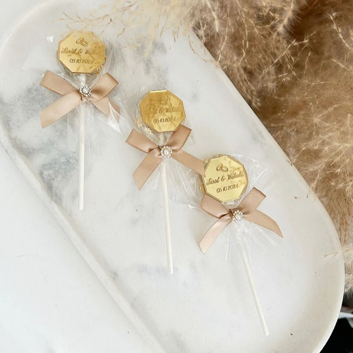 MON CADEAU INVITE - Personalisierte Glamour Lutscher mit goldener Beschriftung, transparenter Verpackung und beiger Schleife, elegante Gastgeschenke für Hochzeit oder besonderes Event