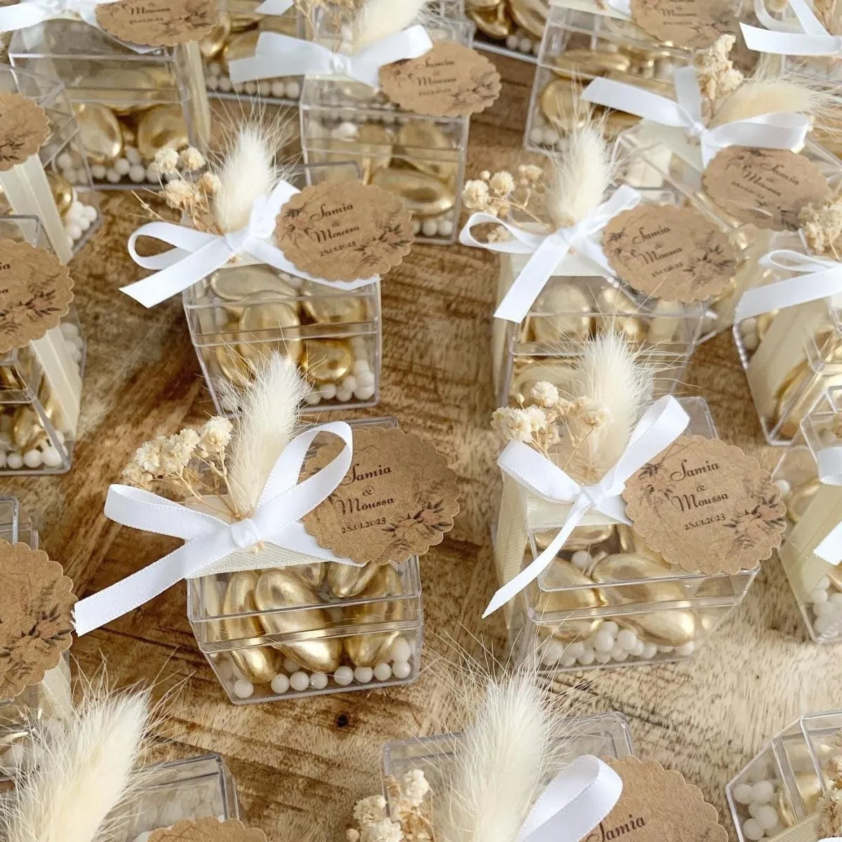 Goldene Zuckermandeln als personalisiertes Gastgeschenk zur Hochzeit – edel verpackt