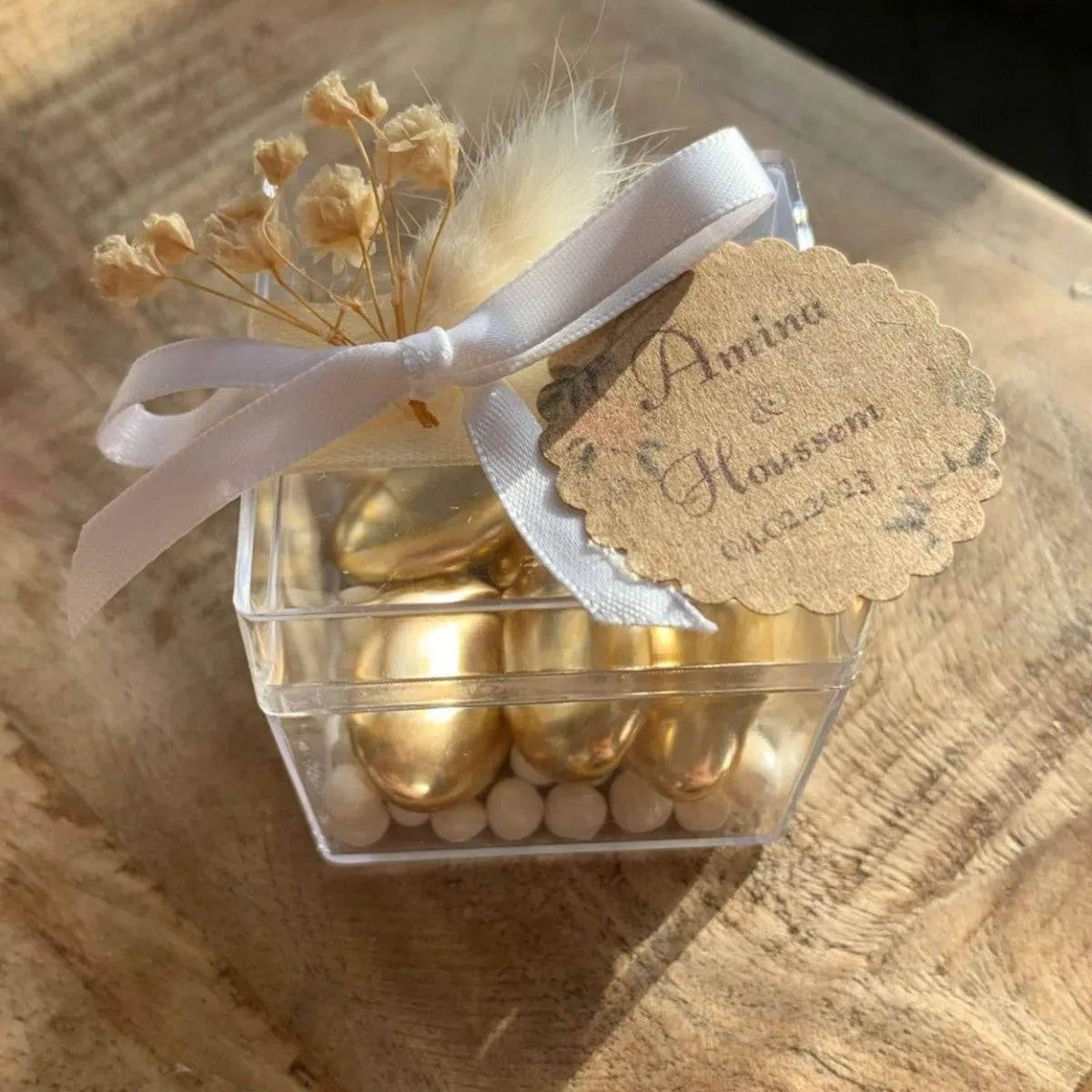 Goldene Zuckermandeln als personalisiertes Gastgeschenk zur Hochzeit – edel verpackt