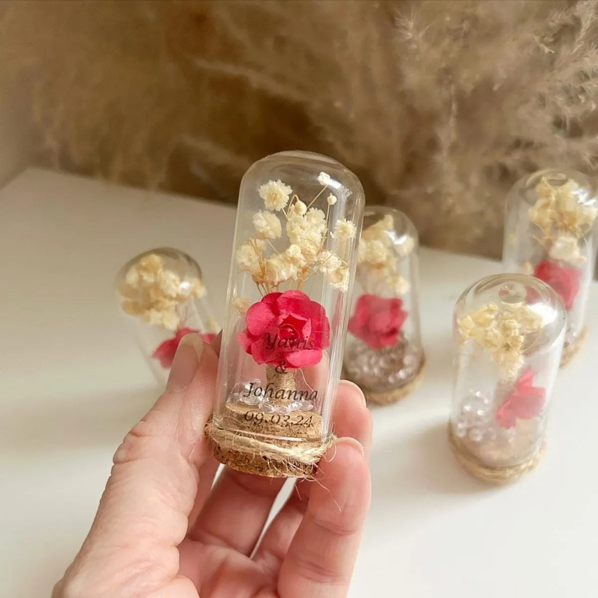 Gypsophila-Glasglocke als Gastgeschenk zur Hochzeit – Rose und Schleierkraut unter Glas
