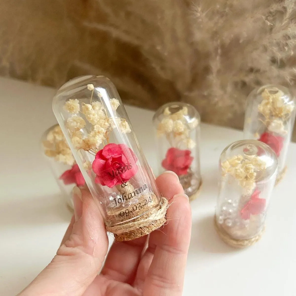 Gypsophila-Glasglocke als Gastgeschenk zur Hochzeit – Rose und Schleierkraut unter Glas