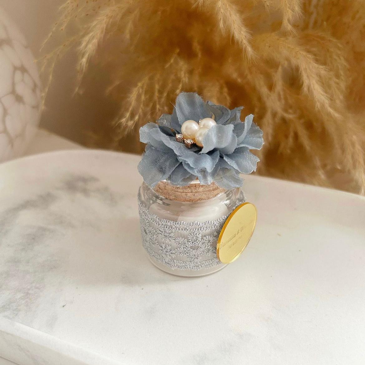 MON CADEAU INVITE - Personalisierte Häkelkerze im Glas mit grauer Blume, Perlen und dekorativem Etikett, elegantes Gastgeschenk für Hochzeit oder besonderes Event