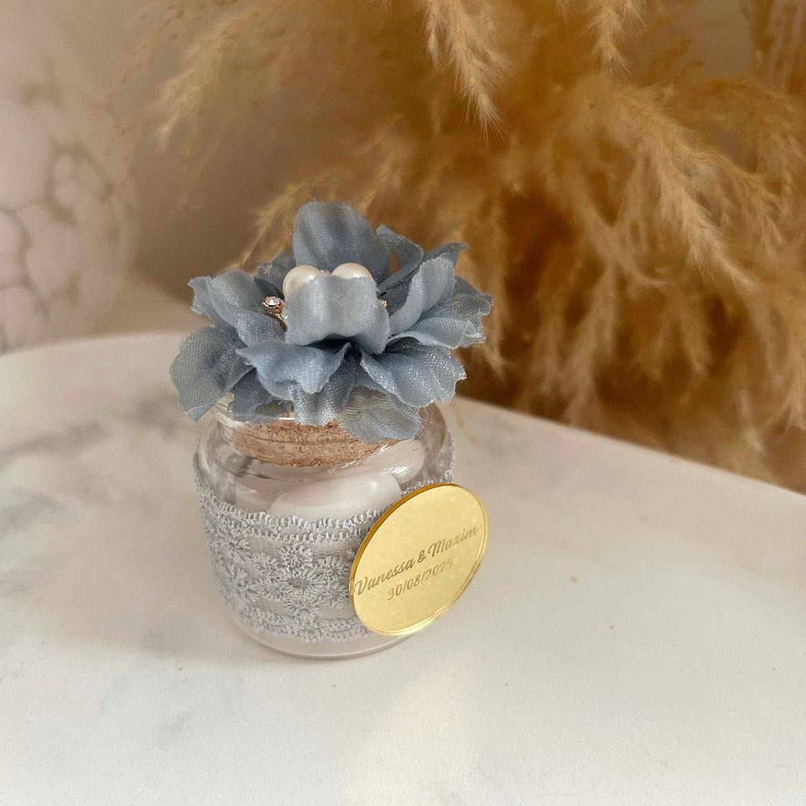 MON CADEAU INVITE - Personalisierte Häkelkerze im Glas mit grauer Blume, Perlen und dekorativem Etikett, elegantes Gastgeschenk für Hochzeit oder besonderes Event