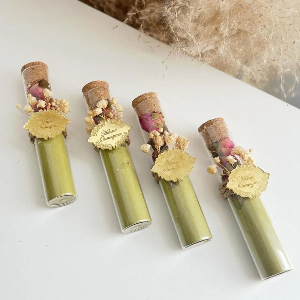 MON CADEAU INVITE - Personalisierte Henné Sanduhr im Reagenzglas mit getrockneten Blumen und Etikett, elegantes Gastgeschenk für Hochzeit, Henna Feier oder besonderes Event