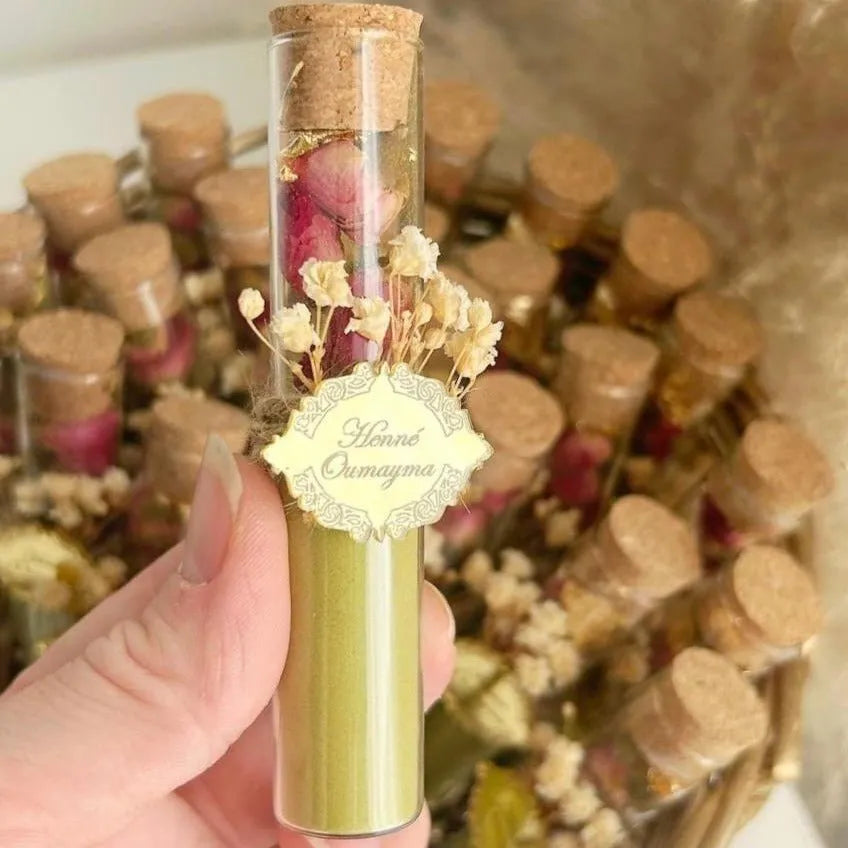 MON CADEAU INVITE - Personalisierte Henné Sanduhr im Reagenzglas mit getrockneten Blumen und Etikett, elegantes Gastgeschenk für Hochzeit, Henna Feier oder besonderes Event