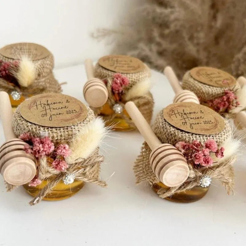 Himbeer-Honigglas als personalisiertes Gastgeschenk für Hochzeit, Taufe und Kommunion, dekoriert mit Trockenblumen, Holzlöffel und framboisefarbenen Details