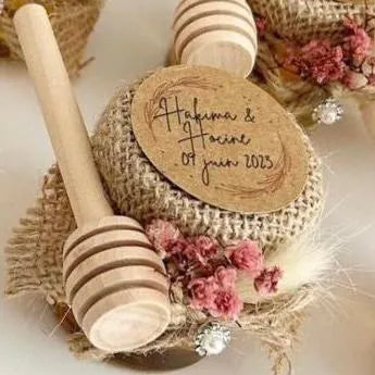 MON CADEAU INVITE - Personalisiertes Himbeerhonig im Glas mit Jutestoff, Honiglöffel und rosa getrockneten Blumen, elegantes Gastgeschenk für Hochzeit oder besonderes Event