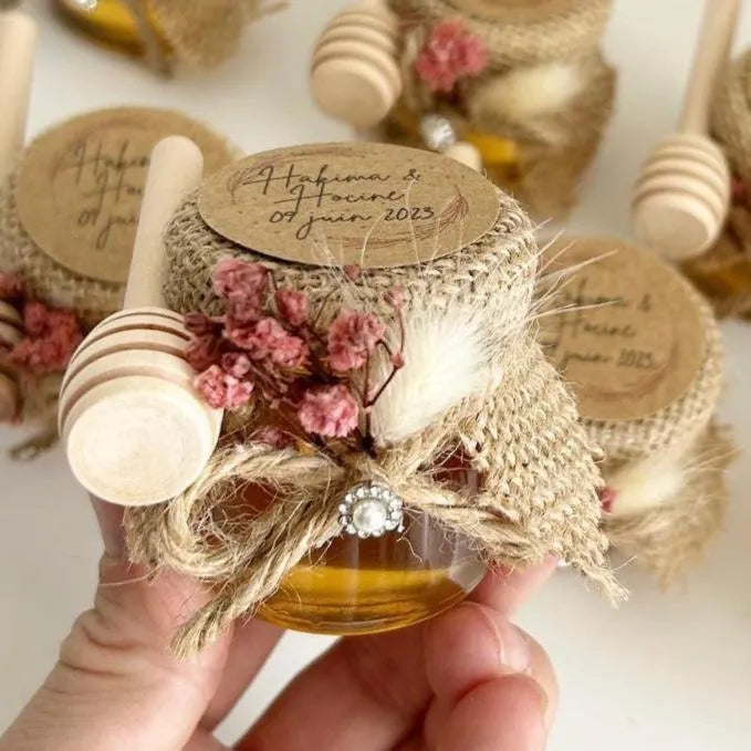 MON CADEAU INVITE - Personalisiertes Himbeerhonig im Glas mit Jutestoff, Honiglöffel und rosa getrockneten Blumen, elegantes Gastgeschenk für Hochzeit oder besonderes Event