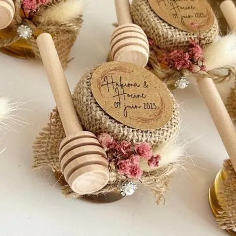 MON CADEAU INVITE - Personalisiertes Himbeerhonig im Glas mit Jutestoff, Honiglöffel und rosa getrockneten Blumen, elegantes Gastgeschenk für Hochzeit oder besonderes Event