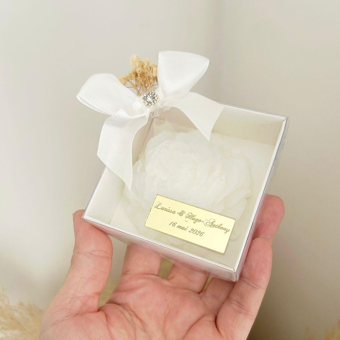 Hochzeits-Gastgeschenk: Duftkerze „Schnee Rose“ mit Schleife und Etikett, stilvolle Tischdeko