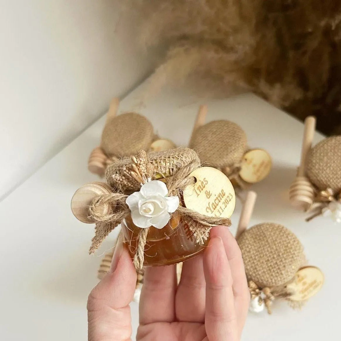 Honigglas Bali als personalisiertes Gastgeschenk für Hochzeit und Geburtstag, elegant dekoriert mit Holzlöffel und natürlicher Deko