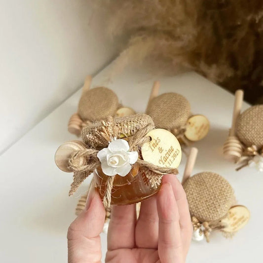 Honigglas Bali als personalisiertes Gastgeschenk für Hochzeit und Geburtstag, elegant dekoriert mit Holzlöffel und natürlicher Deko