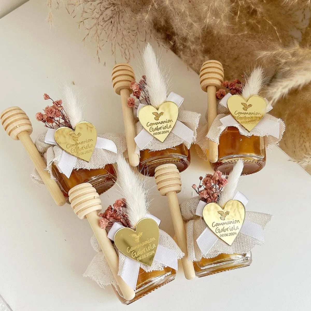 Honigglas Blanca als personalisiertes Gastgeschenk für Hochzeit, Taufe und Kommunion, liebevoll dekoriert mit Holzlöffel und floralen Details