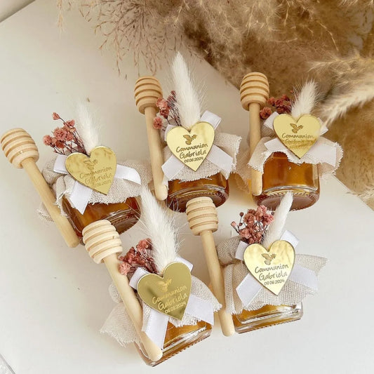 Honigglas Blanca als personalisiertes Gastgeschenk für Hochzeit, Taufe und Kommunion, liebevoll dekoriert mit Holzlöffel und floralen Details