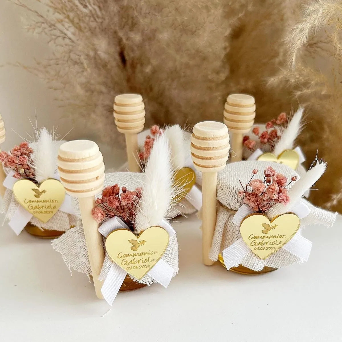 Honigglas Blanca als personalisiertes Gastgeschenk für Hochzeit, Taufe und Kommunion, liebevoll dekoriert mit Holzlöffel und floralen Details