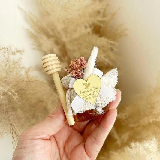 Honigglas Blanca als personalisiertes Gastgeschenk für Hochzeit, Taufe und Kommunion, liebevoll dekoriert mit Holzlöffel und floralen Details