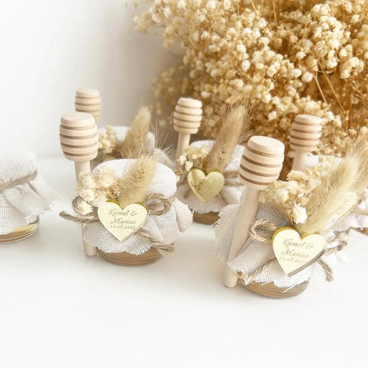 Honigglas Chic als personalisiertes Gastgeschenk für Hochzeit, Geburtstag und Taufe, mit Holzstäbchen, Herzanhänger und floraler Dekoration