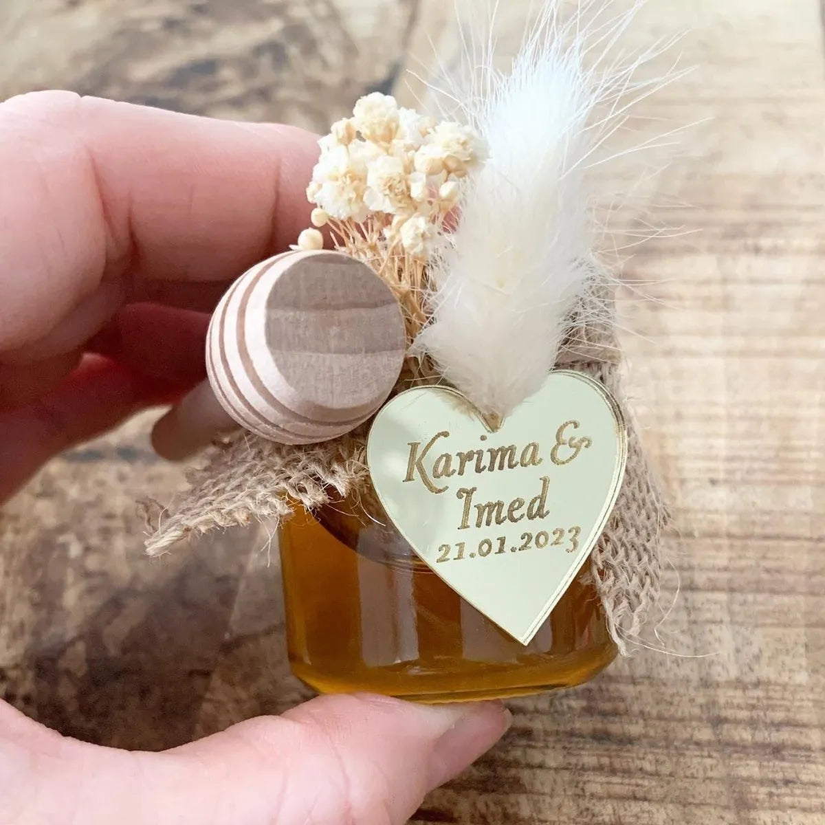 Honigglas Darling als personalisiertes Gastgeschenk zur Hochzeit, mit Herzanhänger, Holzlöffel und eleganter Dekoration