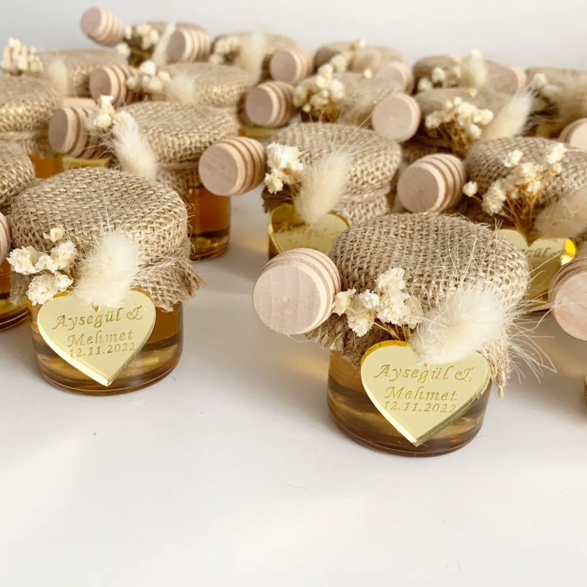 Honigglas Darling als personalisiertes Gastgeschenk zur Hochzeit, mit Herzanhänger, Holzlöffel und eleganter Dekoration