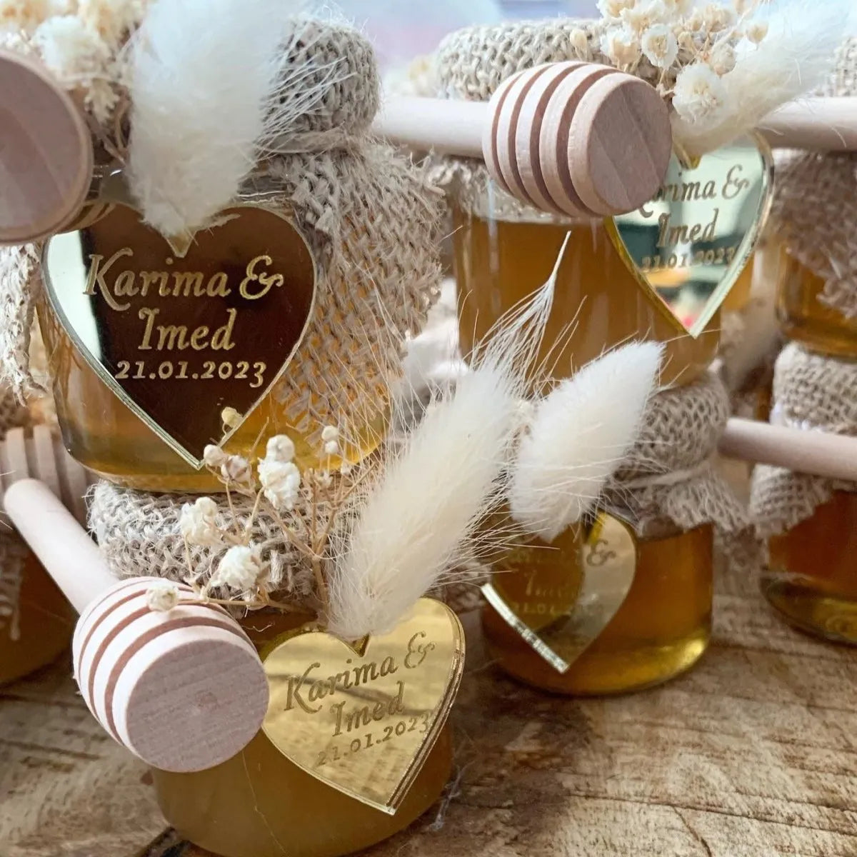 Honigglas Darling als personalisiertes Gastgeschenk zur Hochzeit, mit Herzanhänger, Holzlöffel und eleganter Dekoration