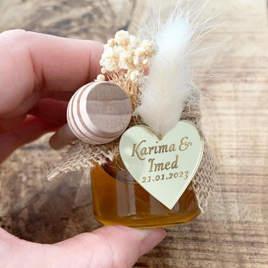 Honigglas Darling als personalisiertes Gastgeschenk zur Hochzeit, mit Herzanhänger, Holzlöffel und eleganter Dekoration