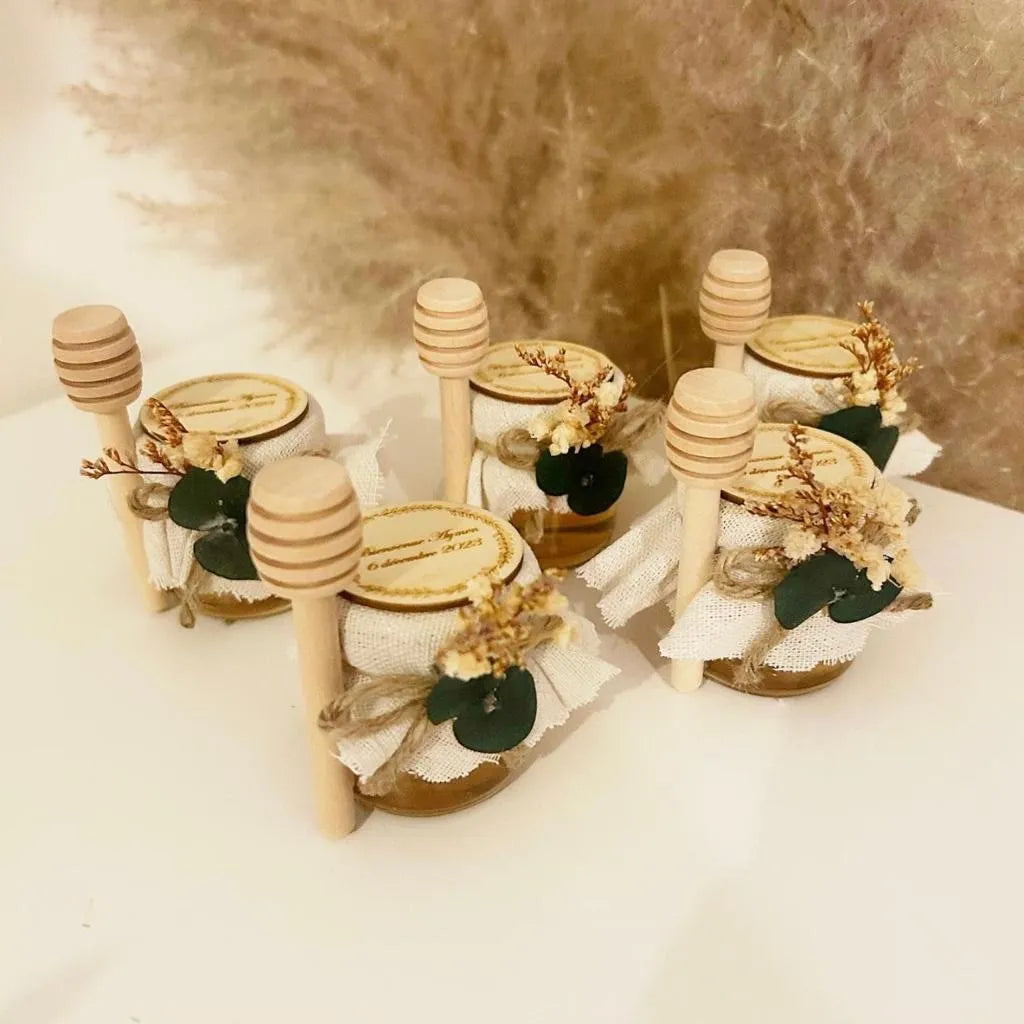 Honigglas Eukalyptus als personalisiertes Gastgeschenk für Hochzeit, Taufe, Geburtstag und Kommunion, dekoriert im Eukalyptus-Stil mit Holzlöffel