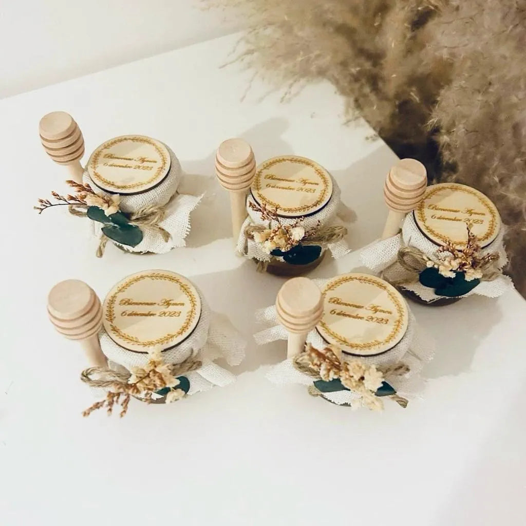 Honigglas Eukalyptus als personalisiertes Gastgeschenk für Hochzeit, Taufe, Geburtstag und Kommunion, dekoriert im Eukalyptus-Stil mit Holzlöffel