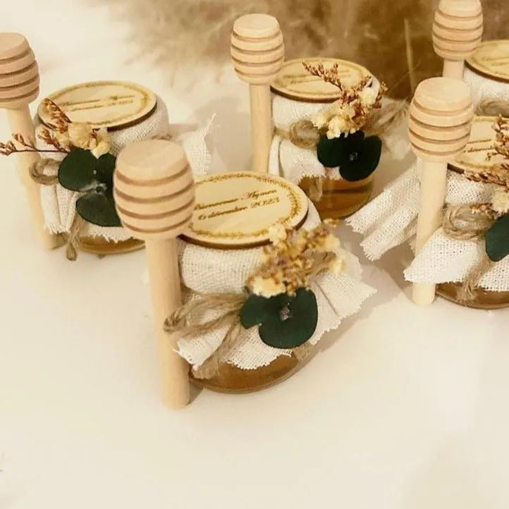 Honigglas Eukalyptus als personalisiertes Gastgeschenk für Hochzeit, Taufe, Geburtstag und Kommunion, dekoriert im Eukalyptus-Stil mit Holzlöffel