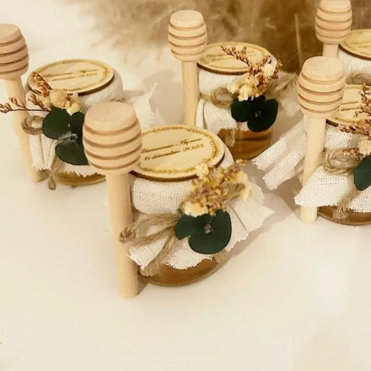 Honigglas Eukalyptus als personalisiertes Gastgeschenk für Hochzeit, Taufe, Geburtstag und Kommunion, dekoriert im Eukalyptus-Stil mit Holzlöffel