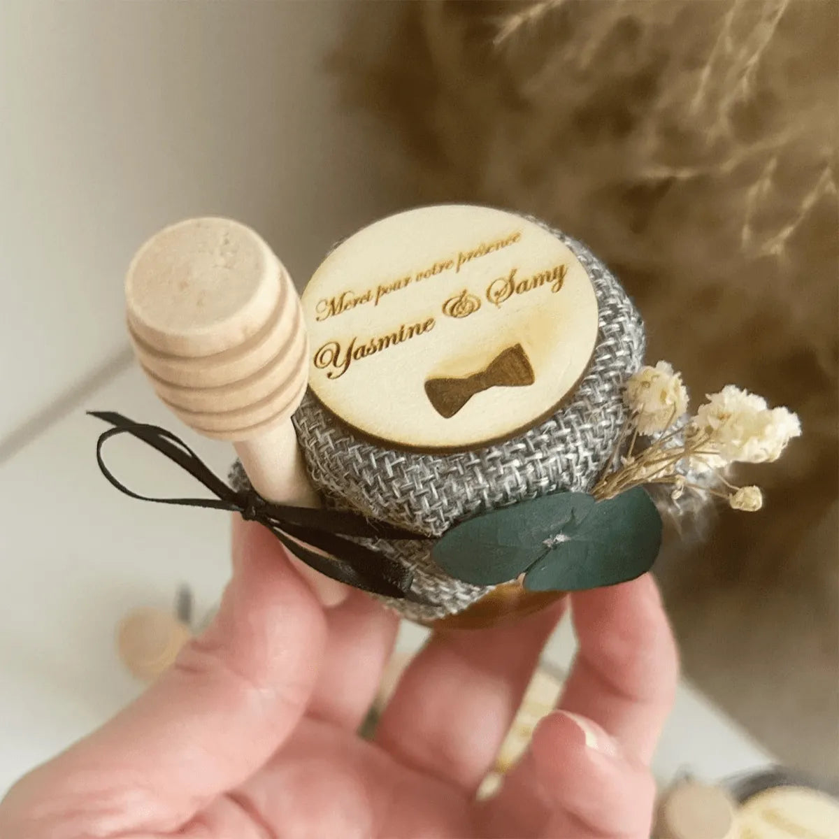 Honigglas Kostüm als personalisiertes Gastgeschenk zur Hochzeit, elegant dekoriert mit Schleife, Holzlöffel und natürlicher Deko