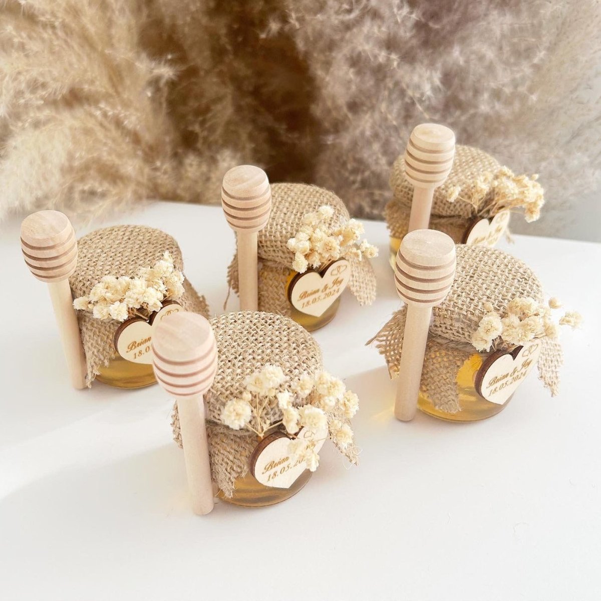 MON CADEAU INVITE - Personalisierte Honiggläser Love mit Jutestoff, Honiglöffeln, Herzanhänger und getrockneten Blumen, elegante Gastgeschenke für Hochzeit oder besonderes Event